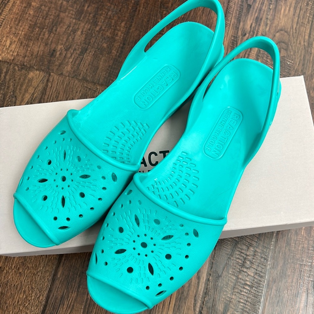 Kenneth Cole reaction wipeable medallion open toe shoes
